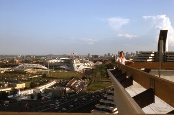 1976 (2) Montreal Olimpiyatları. Köy binasından stat kompleksinin görünümü.