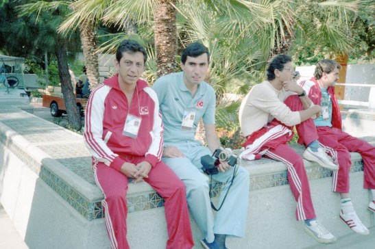 1984 (3) Los Angeles Olimpiyatları Köy Bayrak Merasimi öncesi o zamanlar Atıcılık Federasyonunun Okçuluk Asbaşkanı Uğur Erdenen ile beraber.